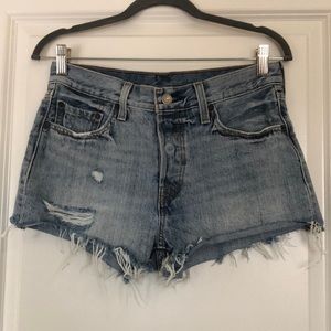 Levi’s Light Wash 501 Shorts in Size 27